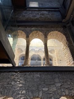 Der berühmte Turm der Stadt ist interessant und geheimnisvoll und enthält wie ein Sarkophag einen Glockenturm, der dort erst in den 1970er Jahren entdeckt wurde.